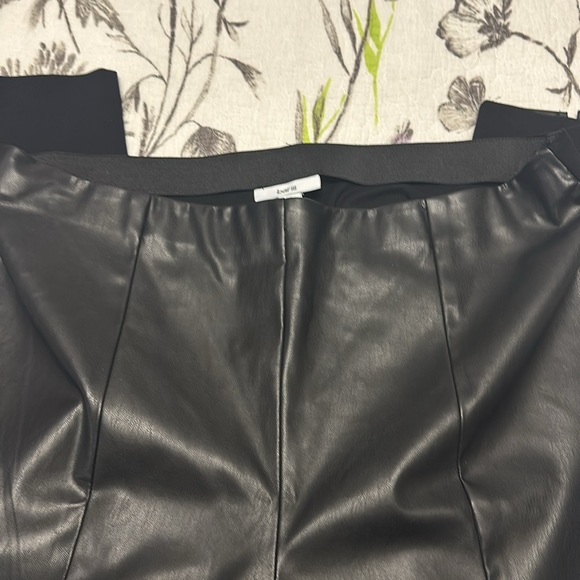 Bar III faux-leather front leggings with vented ankles - Picture 3 of 9